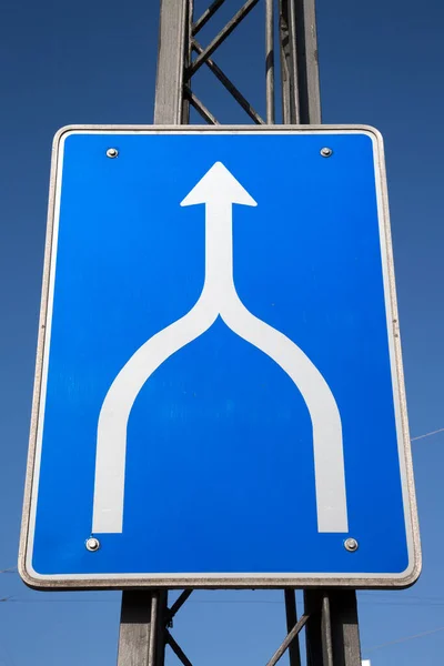 Mavi Beyaz Trafik Birleştirme Şareti — Stok fotoğraf