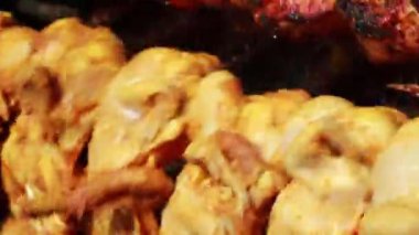 arka bahçesinde mekanik ızgara makinesinde ızgara tavuk