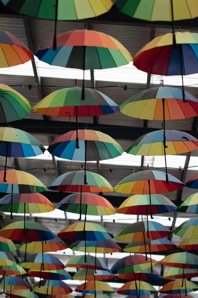 Paraguas colorido colgando en el pasillo — Foto de Stock