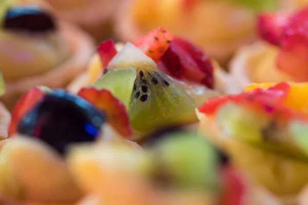 Frukt tårta dekoration på nära håll — Stockfoto