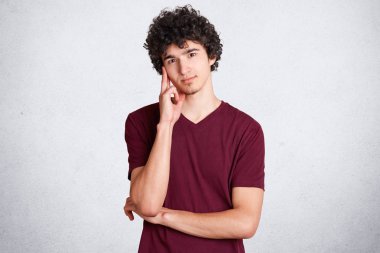 Yakışıklı erkek portresi kadar bel Tapınağı el tutar, dalgın ve satified ifadesi olan, rahat elbiseler giyer, beyaz arka planı teşkil etmektedir. İnsanlar, tutum ve yüz ifadeleri