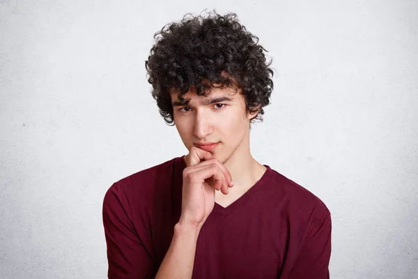 Portret Van Doordachte Krullend Jonge Man Houdt Van Kin Nadenkend — Stockfoto