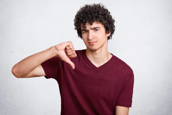 Portret Van Aantrekkelijke Knappe Man Met Krullend Haar Toont Afkeer — Stockfoto