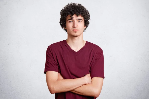 Confident Teenager Crisp Hair Keeps Hands Crossed Looks Directly Camera — Stock Photo, Image