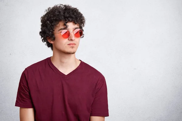 Jeugd Stijl Mode Concept Aantrekkelijke Mannelijke Tiener Met Heldere Donkere — Stockfoto