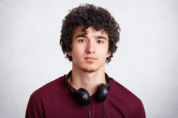 Headshot Σγουρά Αρσενικό Έφηβος Έχει Ακουστικά Στο Λαιμό Απολαμβάνει Ακούγοντας — Φωτογραφία Αρχείου