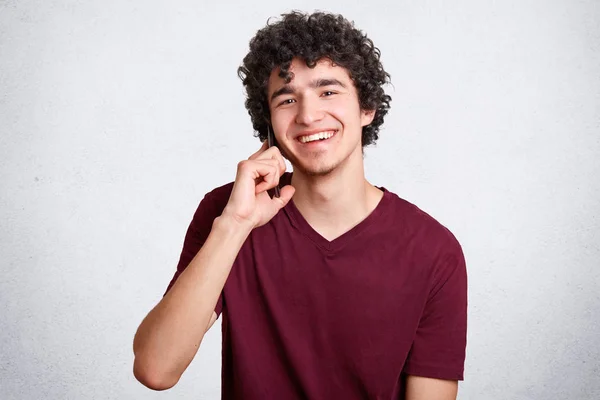 Gelukkig Tiener Hipster Vent Spreekt Mobiele Telefoon Met Beste Vriend — Stockfoto