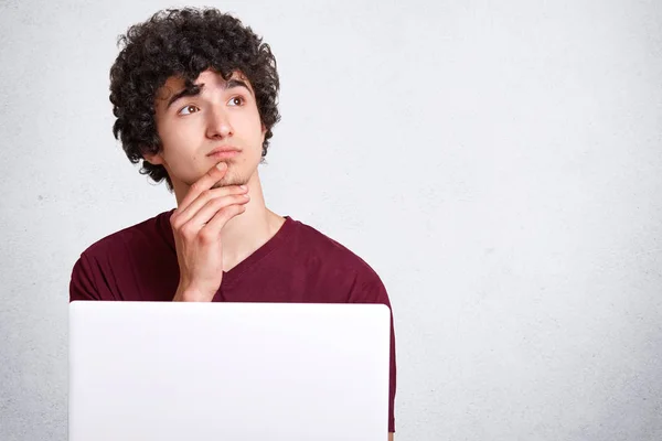 Horizontal Tiro Encaracolado Pensativo Jovem Macho Olha Pensativamente Para Cima — Fotografia de Stock