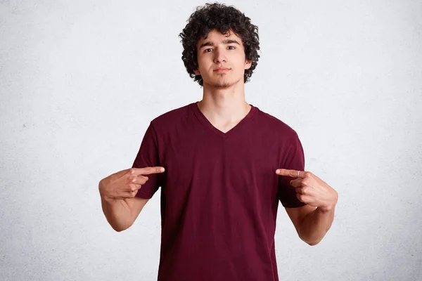 Retrato Hombre Joven Guapo Indica Espacio Blanco Camiseta Casual Para — Foto de Stock