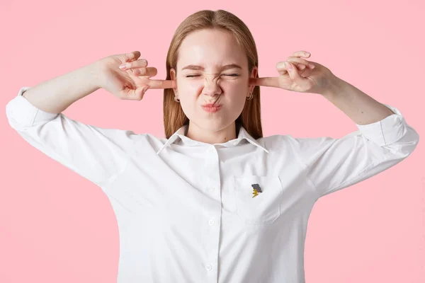 Infastidito Belle Orecchie Caucasiche Tappi Femminili Con Fastidio Sente Suono — Foto Stock