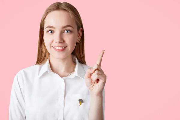 Foto Mujer Hermosa Alegre Con Apariencia Agradable Levanta Dedo Índice — Foto de Stock