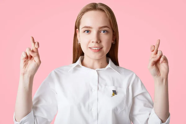 Inomhus Skott Attraktiva Blue Eyed Kvinna Med Långt Hår Håller — Stockfoto