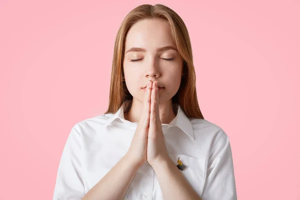 Foto Franca Calma Hermosa Hembra Caucásica Mantiene Los Ojos Cerrados — Foto de Stock