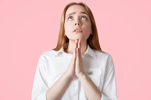 Retrato Horizontal Mujer Esperanzada Mantiene Las Palmas Juntas Tiene Gran — Foto de Stock