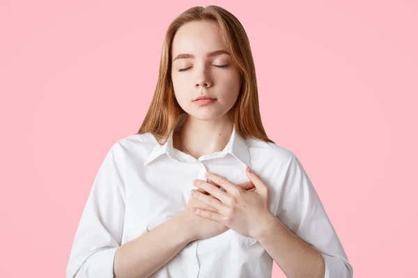 Linda Adolescente Mantiene Las Manos Pecho Los Ojos Cerrados Agradecida — Foto de Stock