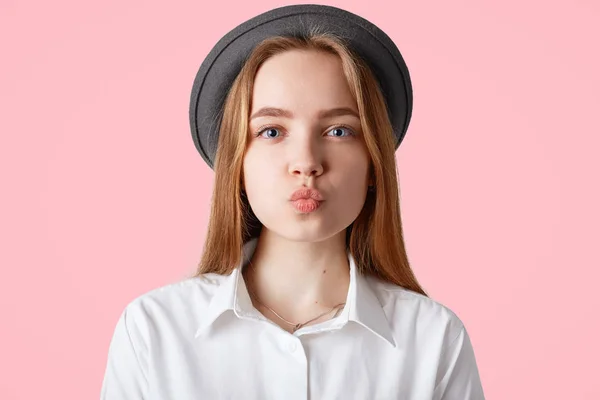 Estudio Toma Hermosa Joven Modelo Femenina Complacido Con Labios Redondos — Foto de Stock