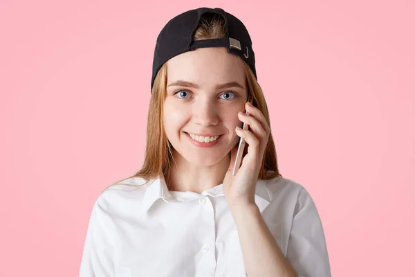 모자와 셔츠에 긍정적인 친구와 미소가 청소년 — 스톡 사진
