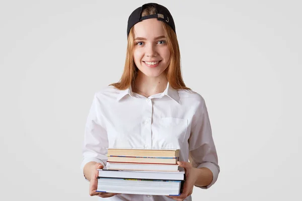 Estudante Muito Universitário Com Expresão Positiva Usa Boné Camisa Elegantes — Fotografia de Stock