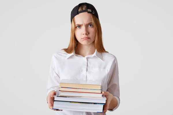 Müde Studentin Mit Unzufriedenem Gesichtsausdruck Hält Bücherstapel Der Hand Randvoll — Stockfoto