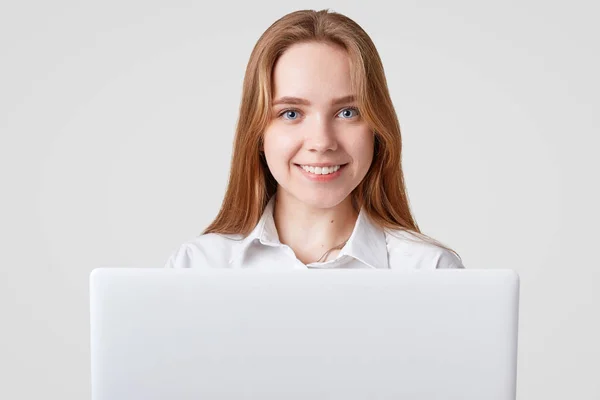 Горизонтальний Знімок Гарненької Студентки Приємною Посмішкою Працює Ноутбуці Пише Дипломний — стокове фото