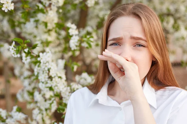 Gambar Luar Ruangan Yang Sedih Menekankan Hidung Gosok Wanita Muda — Stok Foto