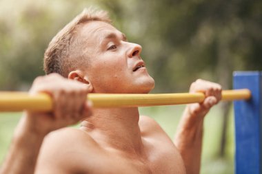 Muscualr beden ile çekici erkek vücut geliştirmeci için spor girer, kaslarını yatay çubuk açık üzerinde çalışır, sağlıklı yaşam ve spor sever. İnsanlar, spor egzersizleri ve motivasyon kavramı