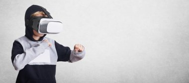 Hayran küçük çocuk sanal relaity gözlük takıyor, film ya da palys video oyunları, hareketleri el ile savunma tribünlerde jest izliyor. Çocuk Vr Gözlükte görünüyor. Çocuk deneyimler 3d aracı