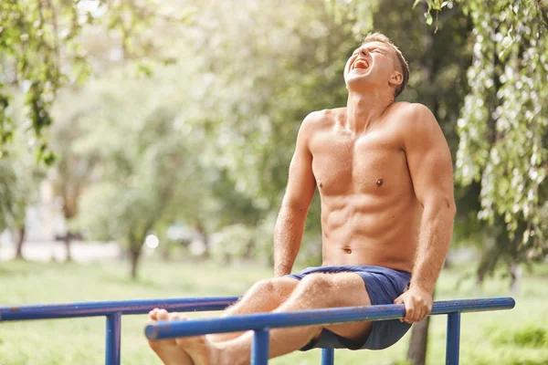 Nsanlar Spor Motivasyon Kavramı Yakışıklı Kaslı Erkek Exersices Sabah Erken — Stok fotoğraf