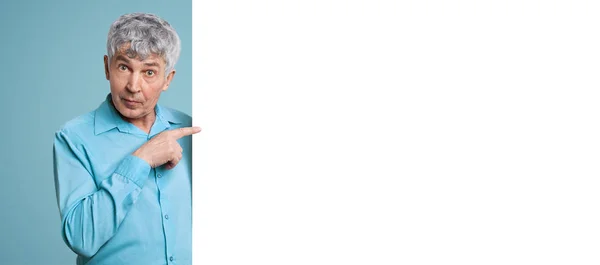 Люди Реклама Эмоциональная Концепция Привлекательный Мужчина Пенсионер Одет Элегантно Удивил — стоковое фото