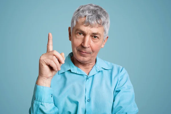 Erfahrene Männliche Rentner Formalem Hemd Hebt Den Zeigefinger Als Geniale — Stockfoto