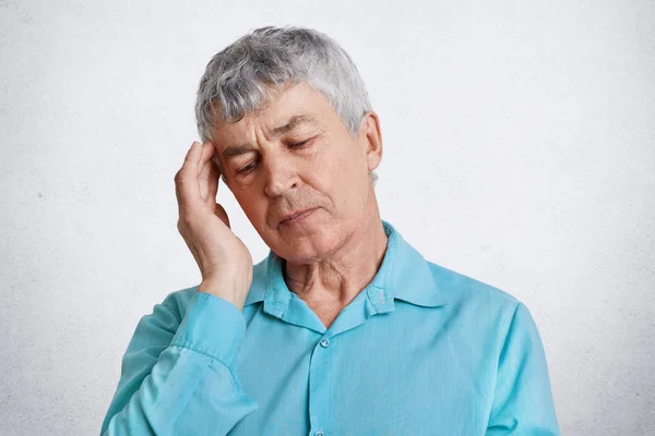 Tiro Pensionista Anciano Cansado Mantiene Los Ojos Cerrados Mano Templo —  Fotos de Stock