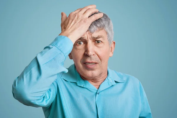 Forgetful Handsome Elederly Wrinkled Man Blue Shirt Keeps Hand Head — Stock Photo, Image