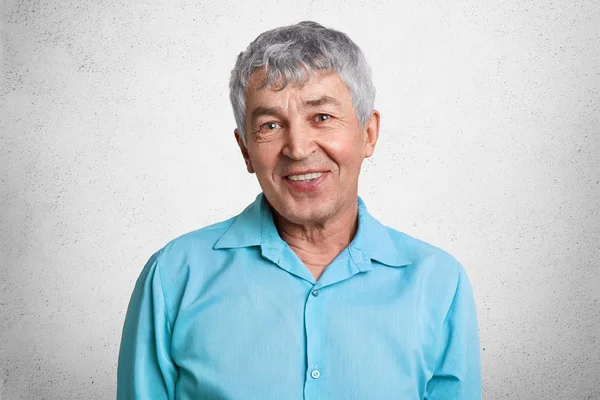 Handsome Glad Smiling Grandfather Being Happy See His Grandchildren Celebrates — Stock Photo, Image