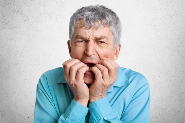 Elderly Puzzled Male Grey Hair Feels Uncertain Something Shrugs Shoulders — Stock Photo, Image