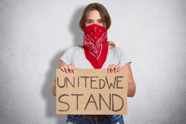 Bayan doğru kavramı. Çekici ciddi genç kadın plaka tutar, rahat kıyafetler ve şık kırmızı bandana yüzünde giyer, feminist hareket ait, kadın, beyaz arka plan üzerinde izole savunmasının