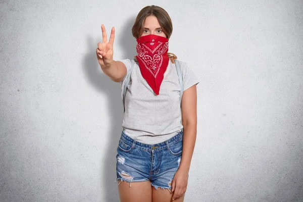 Indoor Shot Self Confident Female Feminist Shows Peace Sign Wears — Foto de Stock