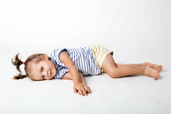 Engraçado Criança Pequena Fêmea Usa Camiseta Casual Shorts Tem Duas — Fotografia de Stock