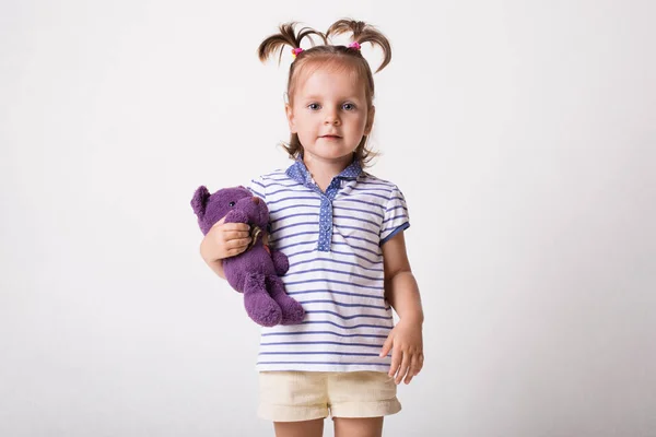 Indoor Shot Grazioso Bambino Shirt Pantaloncini Tiene Orsacchiotto Viola Mano — Foto Stock