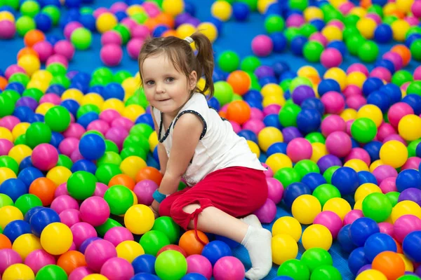 Muchacha Bonita Juega Zona Infantil Centro Comercial Acuesta Sobre Las —  Fotos de Stock