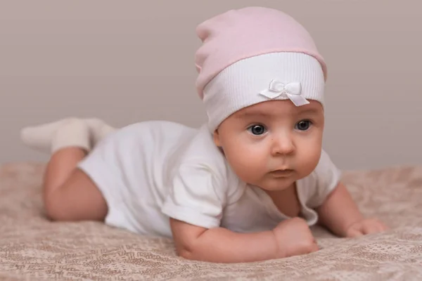 Encantador Lindo Bebê Fêmea Pequena Adorável Com Bochechas Gordas Arrasta — Fotografia de Stock