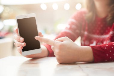 İnsanlar, teknoloji ve reklam kavramı. Erkek cep telefonu tutan, promosyon metni veya reklam için boş kopya ekranında gösterir, Internet arama yapar, kafe ya da ev boş zaman harcıyor