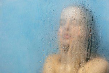 Kusursuz bir beden teşkil etmektedir duş kabin arka plan bulanık ile ile dinlendirici kadın modeli vardır doğal taze yumuşak deri alarak duş, pozlar ile ıslak çıplak vücut, gevşeme ve rahatlama hisseder sonra.