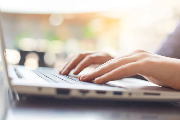 Prise Vue Recadrée Des Mains Femme Tapant Sur Clavier Son — Photo