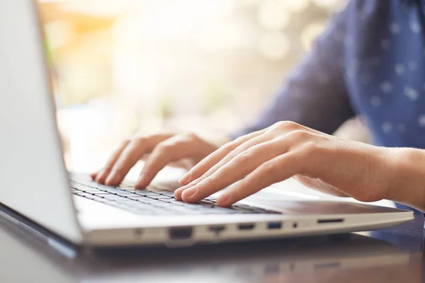 Sebuah Gambar Tangan Wanita Mengetik Keyboard Sambil Mengobrol Dengan Teman — Stok Foto