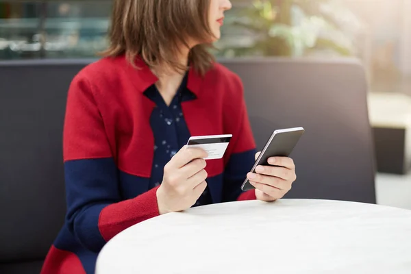 Concepto Personas Tecnología Retrato Recortado Una Mujer Joven Con Chaqueta — Foto de Stock