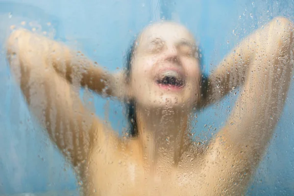 Zrelaksowany Modelu Kobieta Bierze Prysznic Ciężkim Dniu Pracy Czuje Się — Zdjęcie stockowe