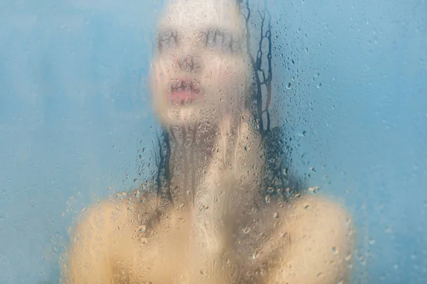 Woman Bathes Shower Cabine Poses Naked Blurred Sweat Glass Background — Stockfoto