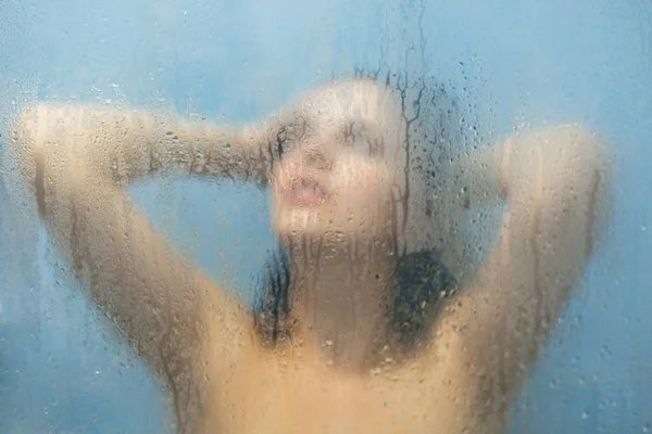 Blick Auf Schöne Entspannte Frau Mit Perfektem Nackten Körper Duscht — Stockfoto
