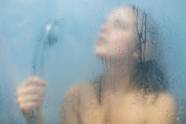 女性的剪影沐浴在淋浴客舱 洗她的头发和身体 享受平静的气氛和热水 年轻的裸体女人独自沐浴 感到轻松和无忧无虑 救济概念 — 图库照片