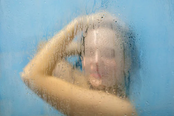 Mujer Joven Refresca Ducha Mimar Piel Con Agua Caliente Posa — Foto de Stock